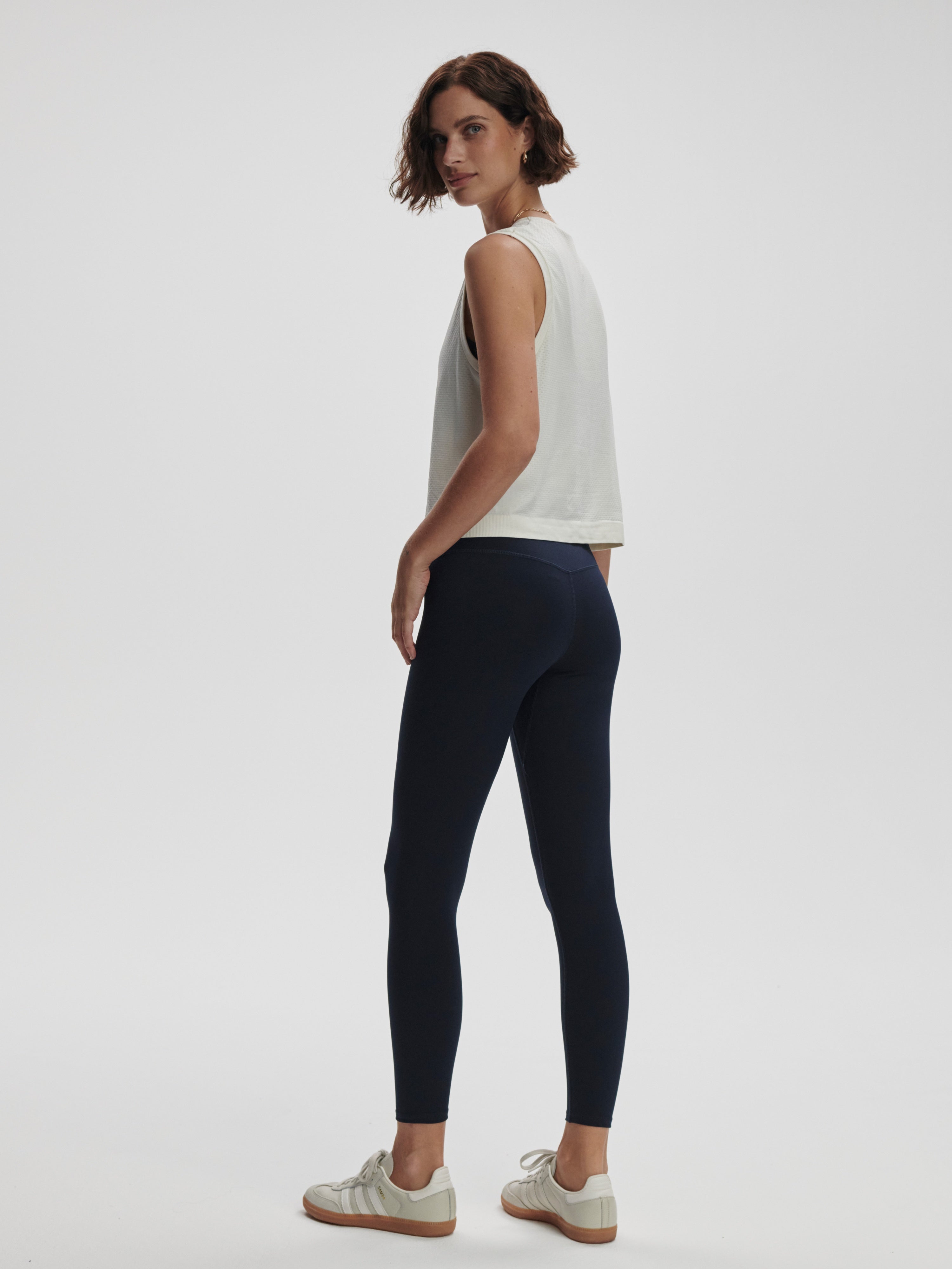 Page Seamless Crop Tank